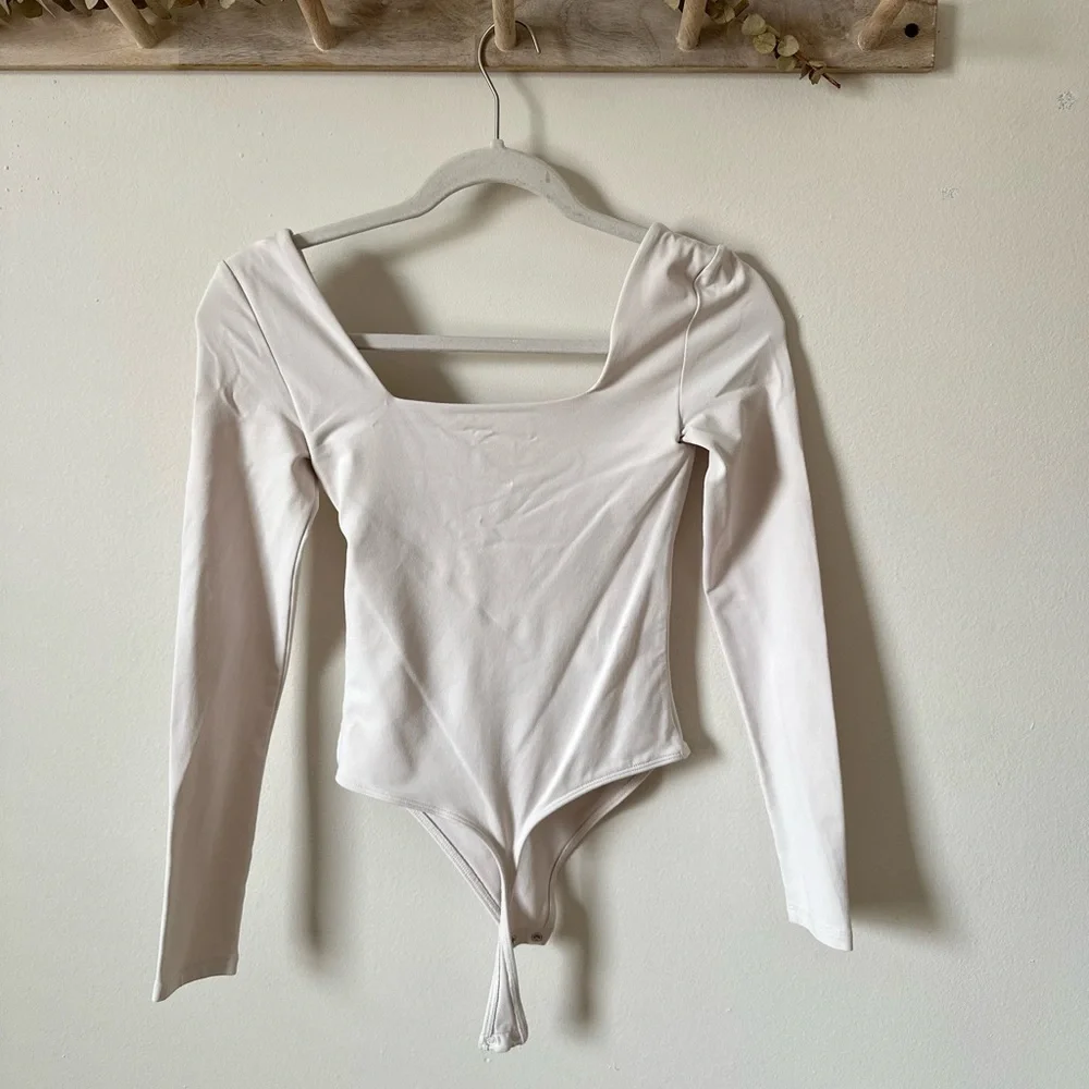 Babaton by Aritzia Contour Longsleeve Bodysuit Nude Pink/Cream Size XS - Picture 2 of 5